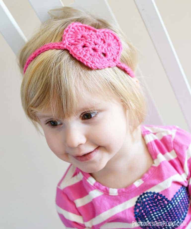 Free crochet pattern for this kids crochet heart headwrap/headband.