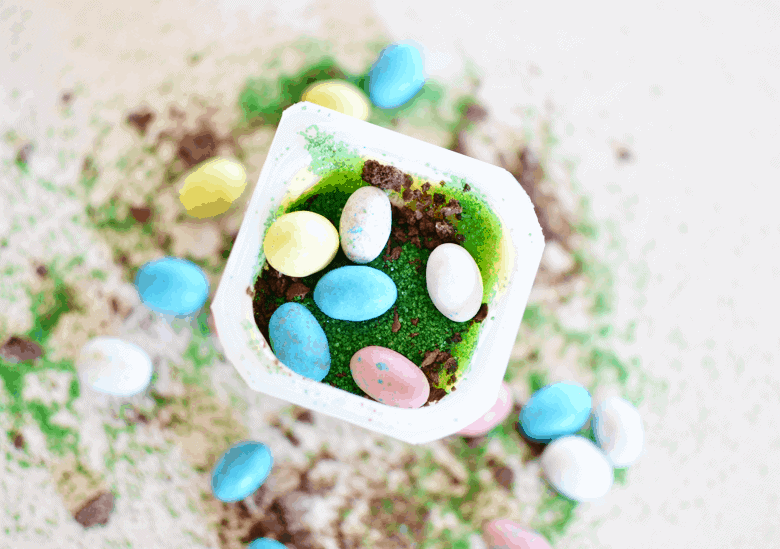 It's simple for Mom to get the kids involved with this fun, cute, and easy Easter dessert for kids: Easter Egg Hunt Pudding Cups