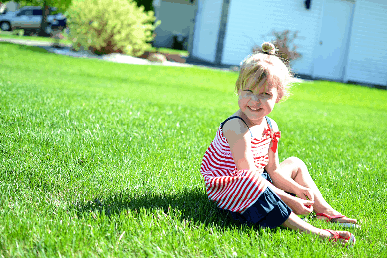 A great sidewalk chalk idea, make your own diy sidewalk chalk paint! It only takes a few simple ingredients, great for summer fun ideas for kids.