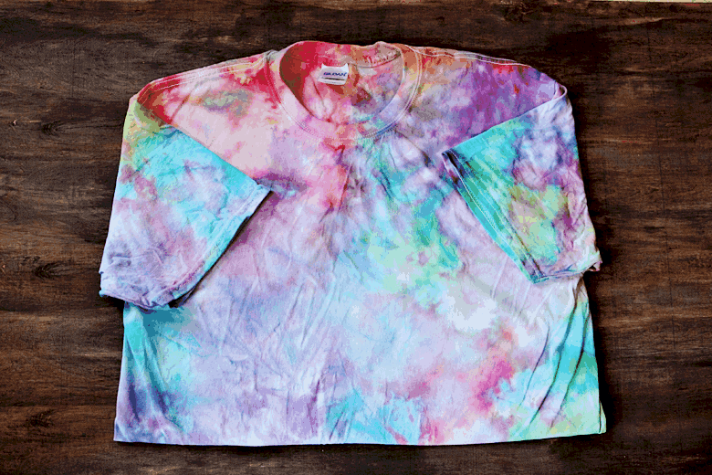 Did you know you can tie dye with ICE? This tie dye technique and pattern is so easy and produces a beautiful result similar to a galaxy effect