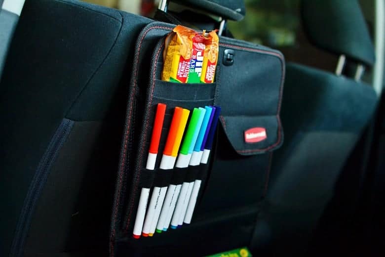 Keep your car (and your kids) clean and mess-free with this easy road trip kit for kids, a great idea for travelling with kids!