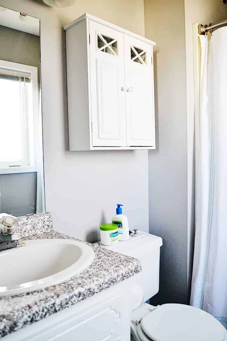 This easy DIY marble toilet tank tray is the perfect solution for toilet tank decor and organization for a small bathroom.