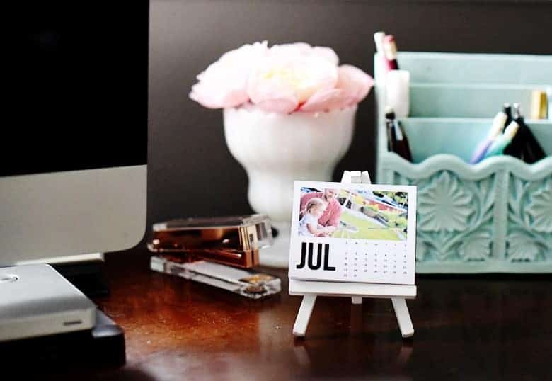 Need a last minute gift that's also handmade? This free printable mini photo calendar easel is the perfect last minute father's day or mother's day gift!