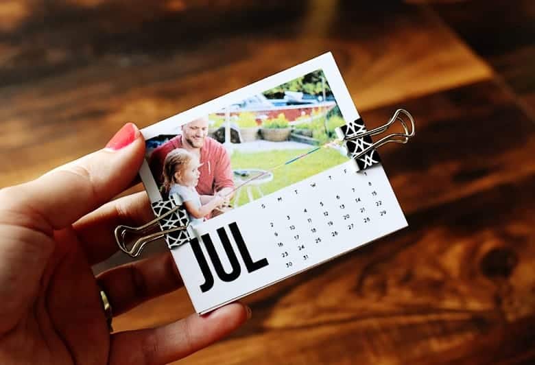 Need a last minute gift that's also handmade? This free printable mini photo calendar easel is the perfect last minute father's day or mother's day gift!