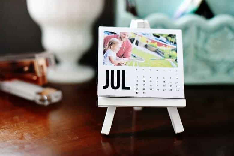 Need a last minute gift that's also handmade? This free printable mini photo calendar easel is the perfect last minute father's day or mother's day gift!
