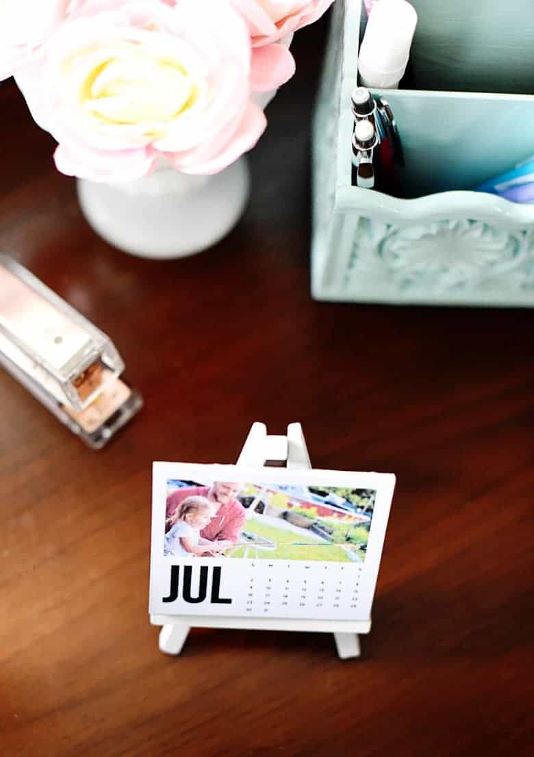 Need a last minute gift that's also handmade? This free printable mini photo calendar easel is the perfect last minute father's day or mother's day gift!