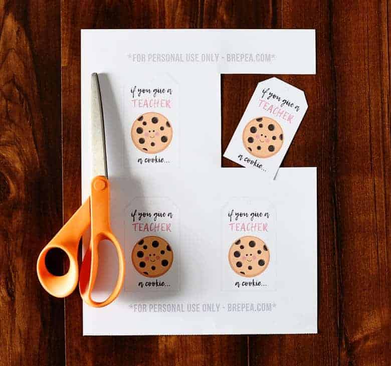 This "If you give a TEACHER a cookie..." DIY free teacher gift printable is a quick and easy teacher appreciation gift that every teacher will love!