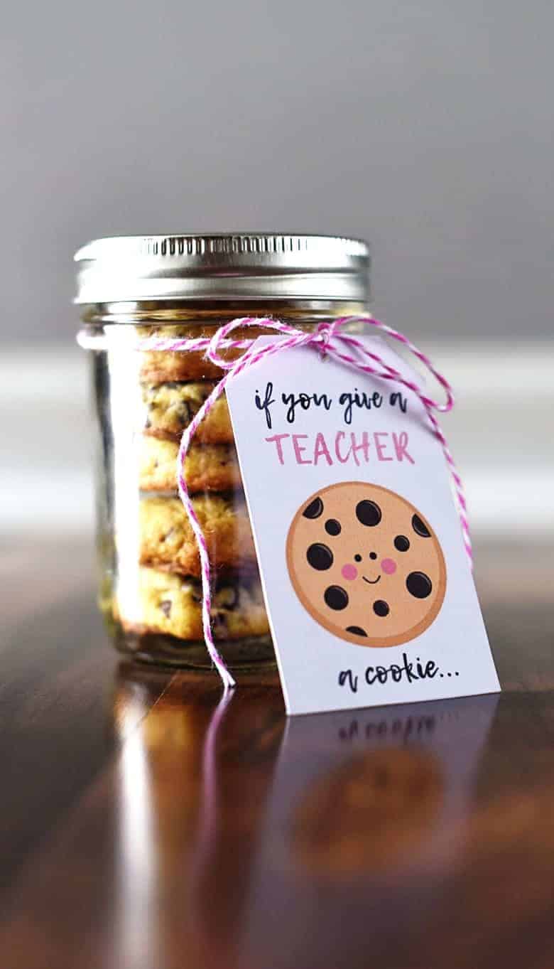 This "If you give a TEACHER a cookie..." DIY free teacher gift printable is a quick and easy teacher appreciation gift that every teacher will love!