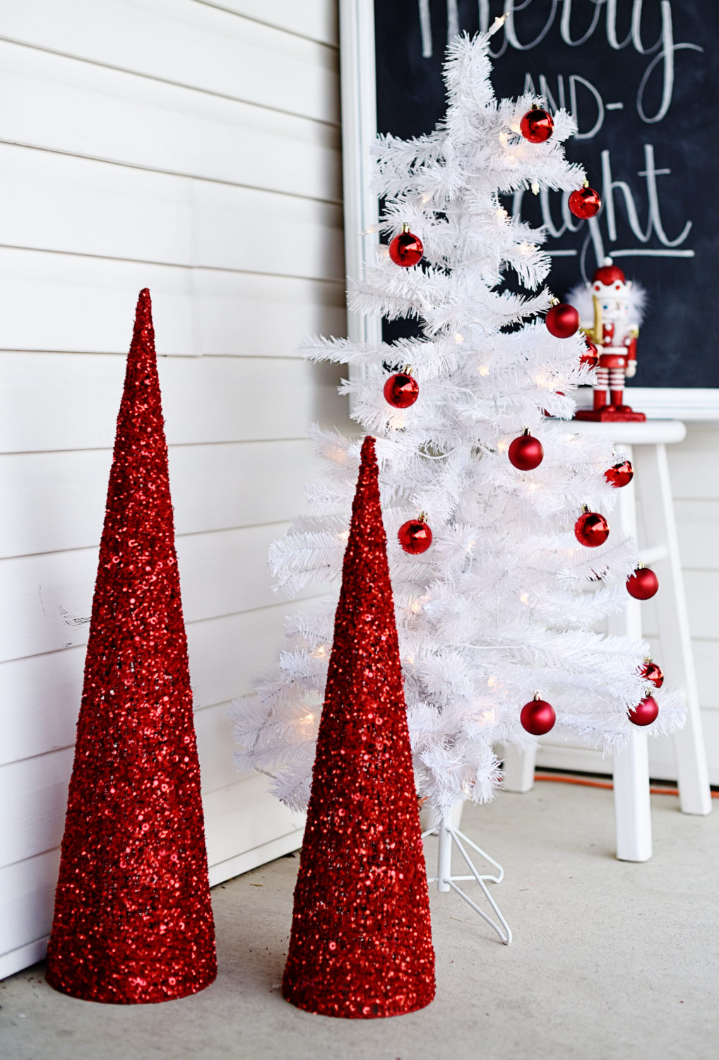 Christmas Front Porch Decor- When you're doing some holiday decorating, don't forget your front porch! Turn your front porch into a festive Christmas display with these simple and frugal decorations. 