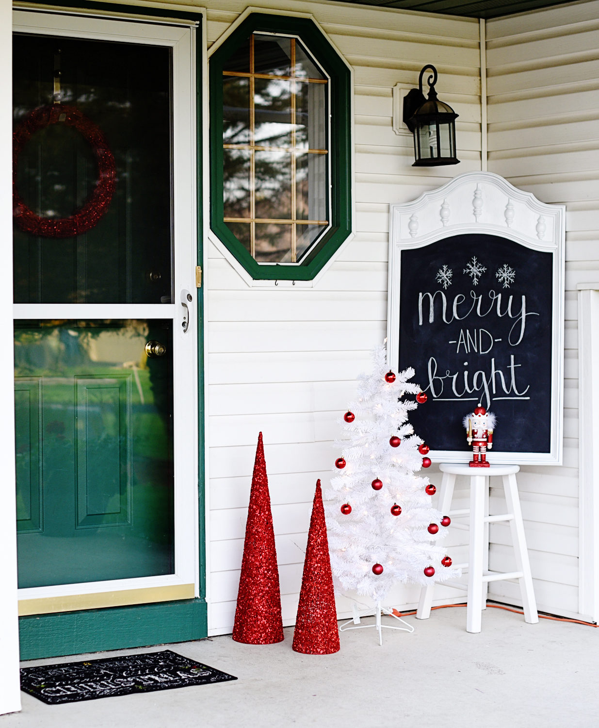 Christmas Front Porch Decor- When you're doing some holiday decorating, don't forget your front porch! Turn your front porch into a festive Christmas display with these simple and frugal decorations. 