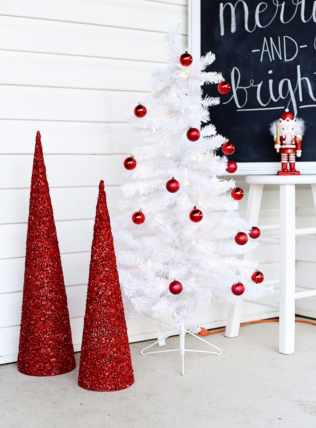 Christmas Front Porch Decor- When you're doing some holiday decorating, don't forget your front porch! Turn your front porch into a festive Christmas display with these simple and frugal decorations. 