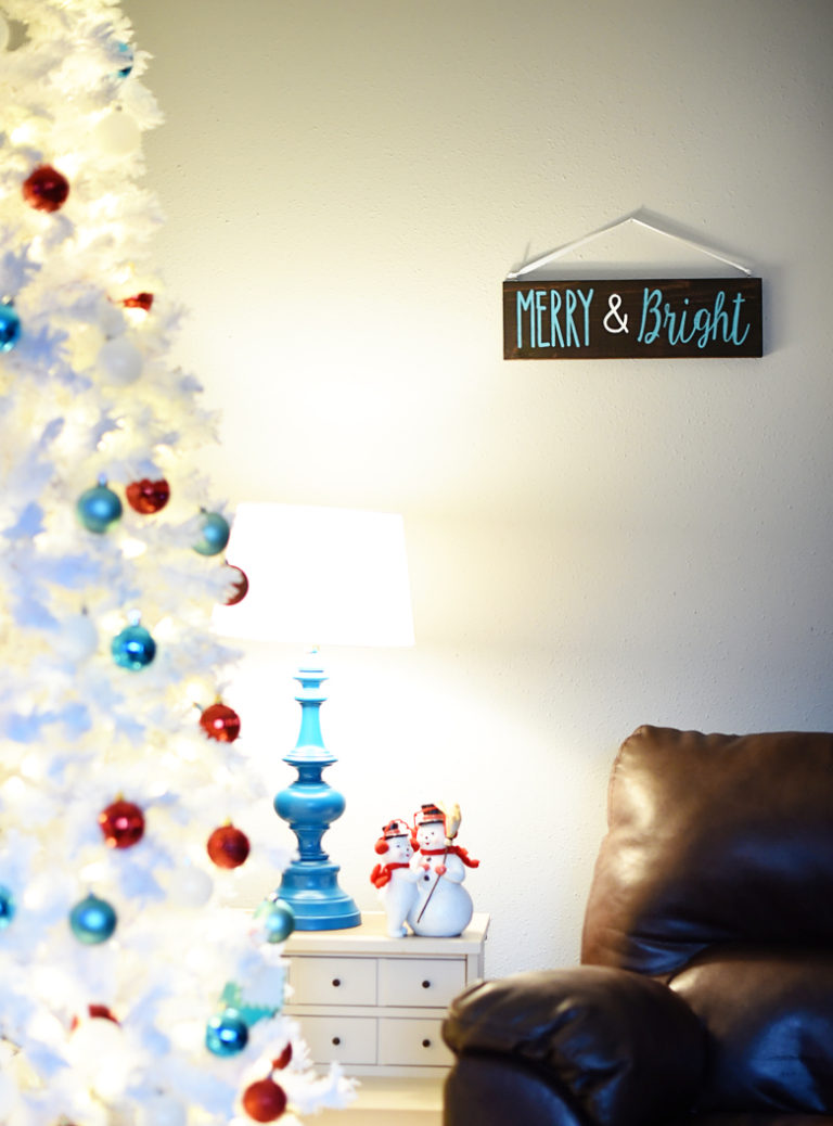 Fast and Easy “Merry & Bright” Christmas Wood Sign DIY